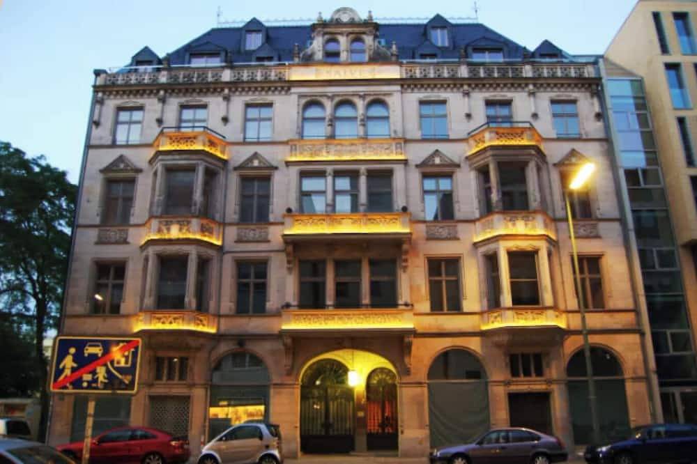 Ganze Wohnung, Timeless Grandeur in the Heart of Berlin – Stay on Iconic Friedrichstrasse in Kreuzberg Berlin, Berlin