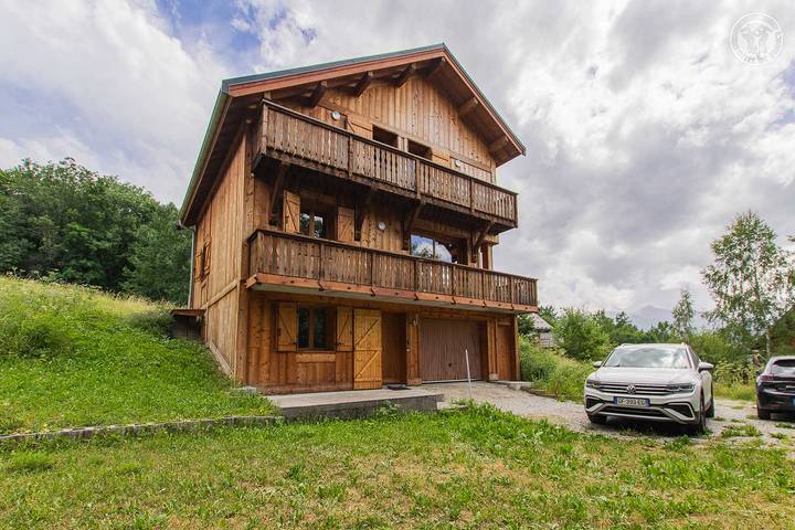 Gîte pour 10 personnes, avec Balcon ainsi que Terrasse et Sauna à Albiez-le-Jeune