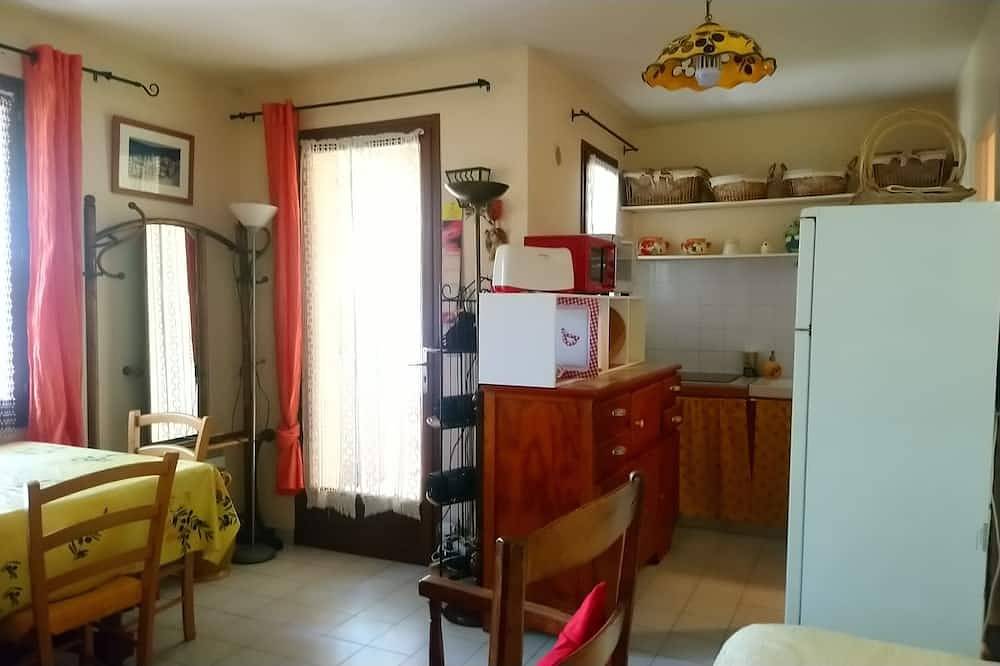 Entire apartment, Central Provence 15mn Pont du Gard Avignon swimming canoe near Sea Mountain in Rochefort-du-Gard, Nimes region