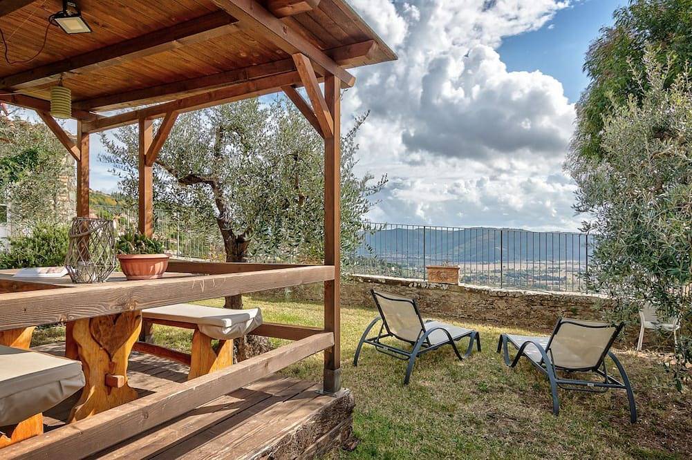 La Vista - private garden and view over Trasimeno Lake in Le Contesse, Cortona