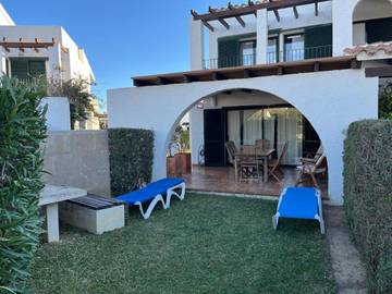 Gîte pour 6 personnes, avec bassin pour enfant et vue ainsi que jardin et piscine à El Perelló