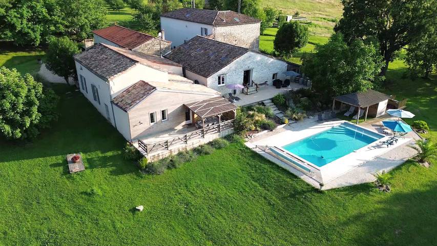 Gîte pour 6 personnes, avec jardin ainsi que terrasse et piscine