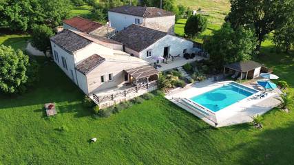 Gîte pour 6 personnes, avec terrasse ainsi que piscine et jardin à Saint-Sernin