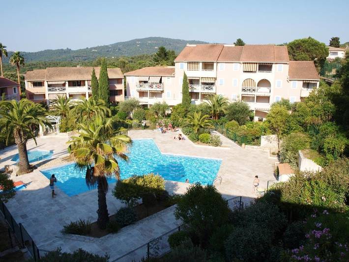 Gîte pour 4 personnes, avec terrasse ainsi que piscine et vue dans Office De Tourisme De La Croix Valmer - 3