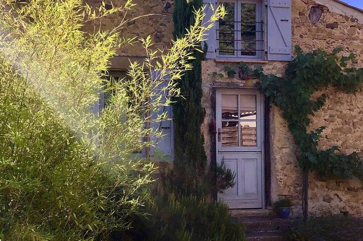 Gîte pour 6 personnes, avec terrasse ainsi que jardin et jacuzzi à Courtauly