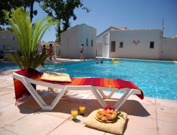 Cottage pour 4 personnes, avec terrasse ainsi que jardin et piscine, animaux acceptés à Tourrettes