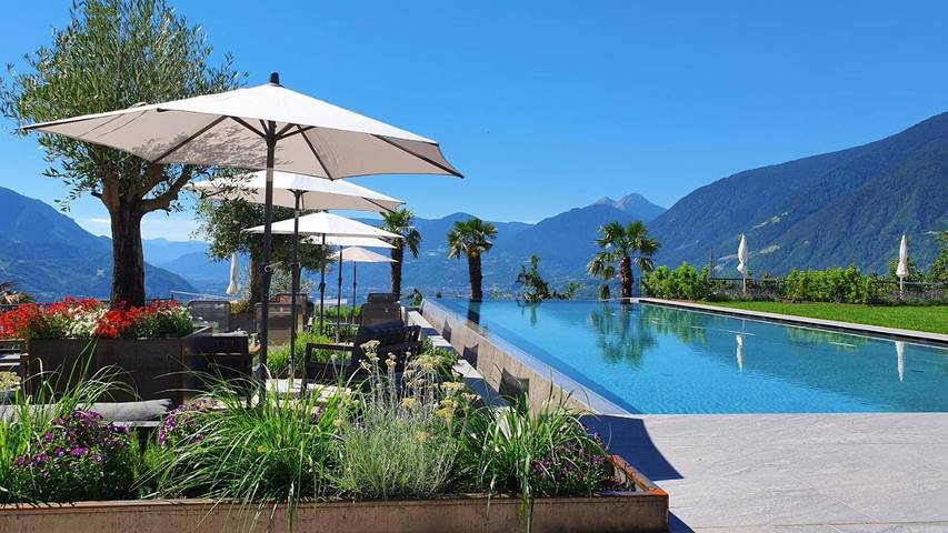 BnB, mit Balkon und Terrasse sowie Garten und Pool im Dorf Tirol