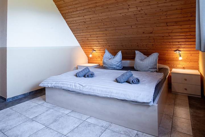 Ganze Wohnung, Ferienwohnung Falkenturm - Ferienhaus Am Boddenufer in Buschvitz, Bergen auf Rügen und Umgebung
