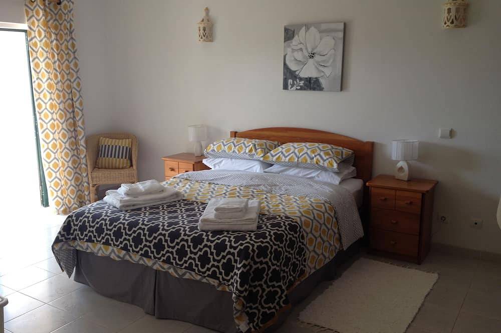 Luxury 3 bed Villa with large private pool & gardens,10 mins walk to the beach in Praia da Luz, Faro District