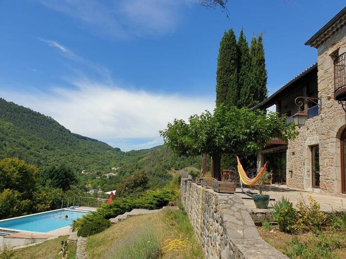 Gîte pour 2 personnes, avec Balcon et Terrasse ainsi que Jardin et Piscine à Antraigues-sur-Volane