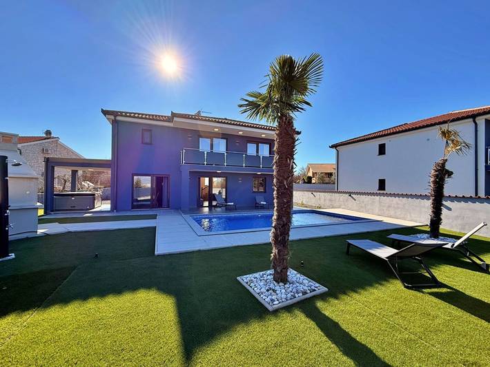 Villa pour 8 personnes, avec vue et jardin ainsi que balcon et piscine à Klimno