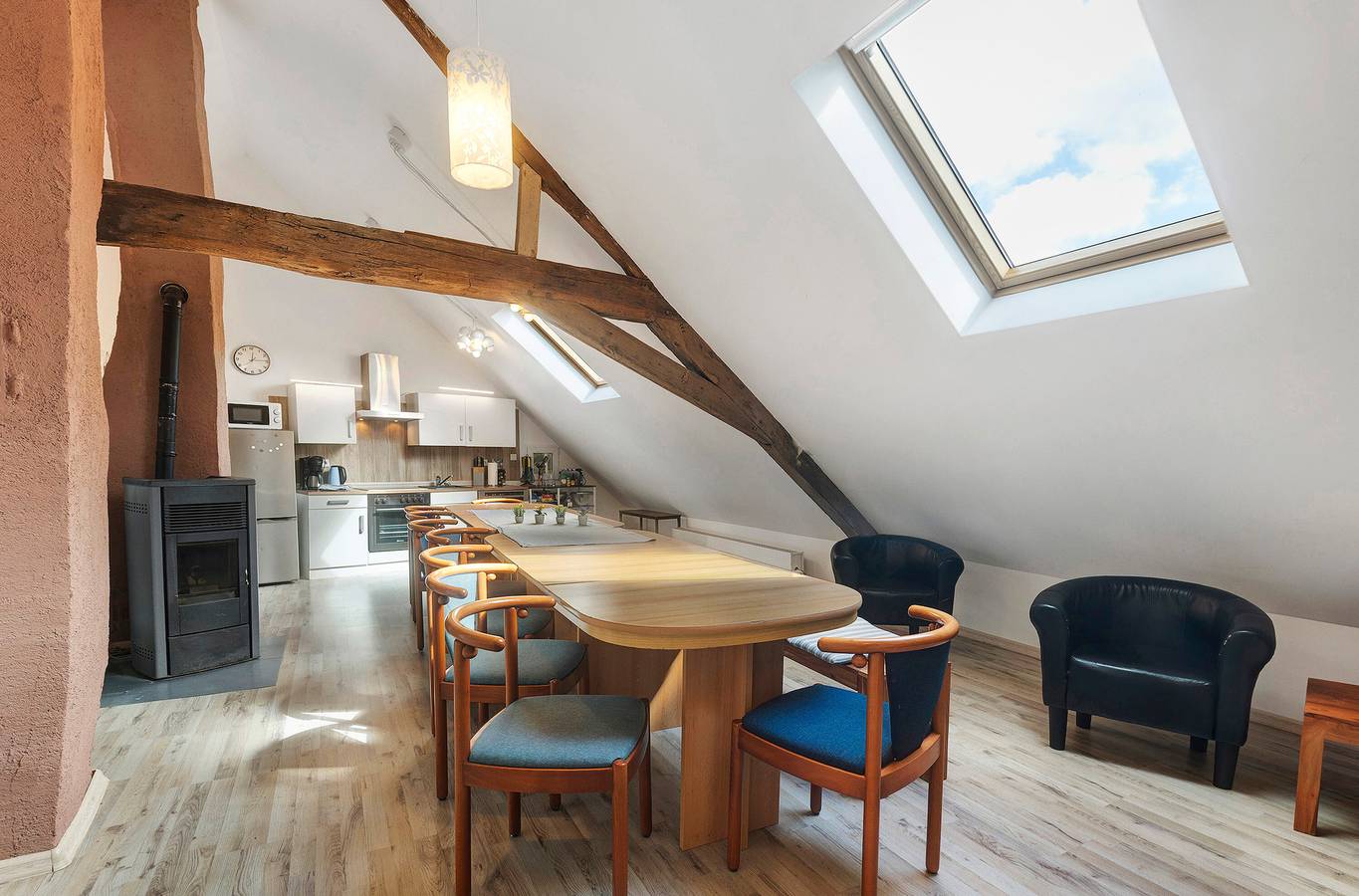 Ferienhaus 'Zum Burgfried' mit 3 Küchen, 10 Schlafzimmern und Wi-Fi in Neuerburg, Eifelkreis Bitburg-Prüm