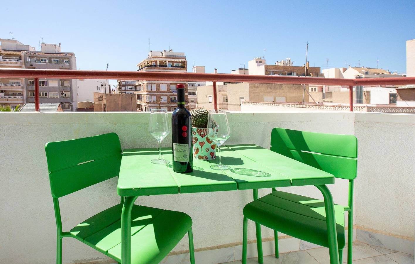 Entire holiday apartment, Modern Beach Apartment with Elevator & WiFi in Torrevieja Centre, Torrevieja