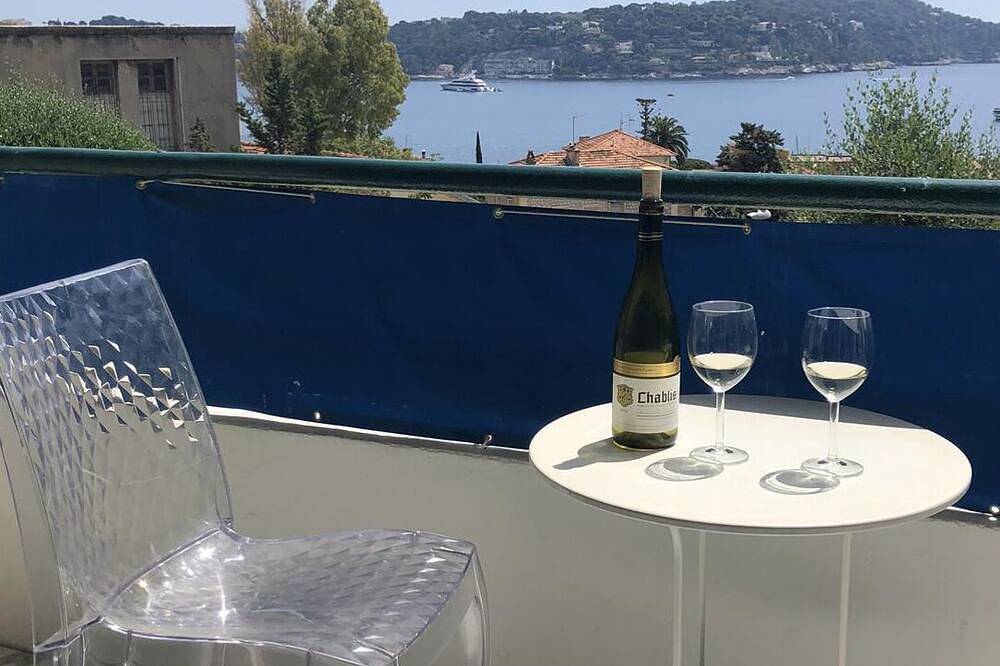 Hel leilighet, Studio flat in private road with magnificant balcony view of Cap Ferrat in Villefranche-sur-Mer, Middelhavskysten (Frankrike)