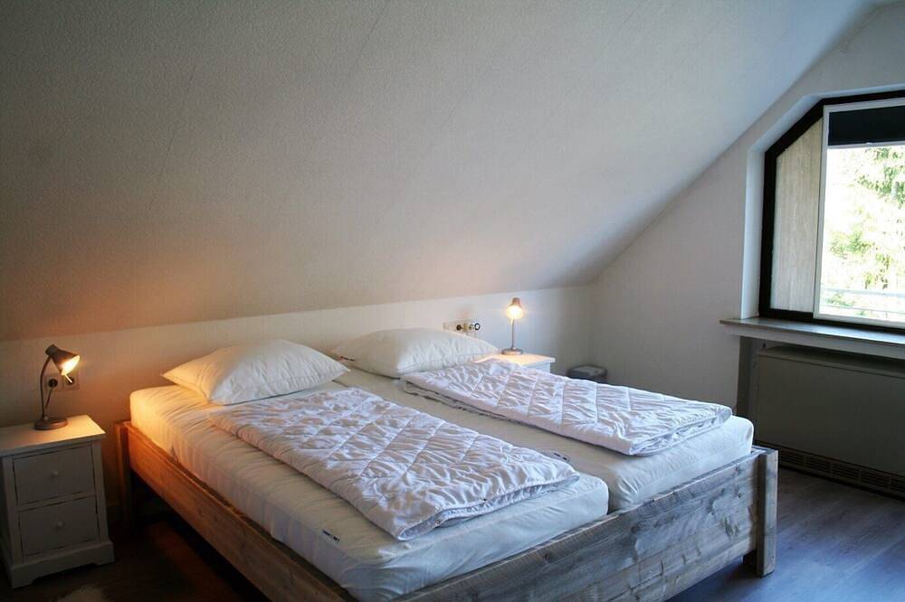 Ganze Wohnung, Geräumige und gemütliche Wohnung in Winterberg-Elkeringhuizen, Balkon und großen Garten in Elkeringhausen, Winterberg