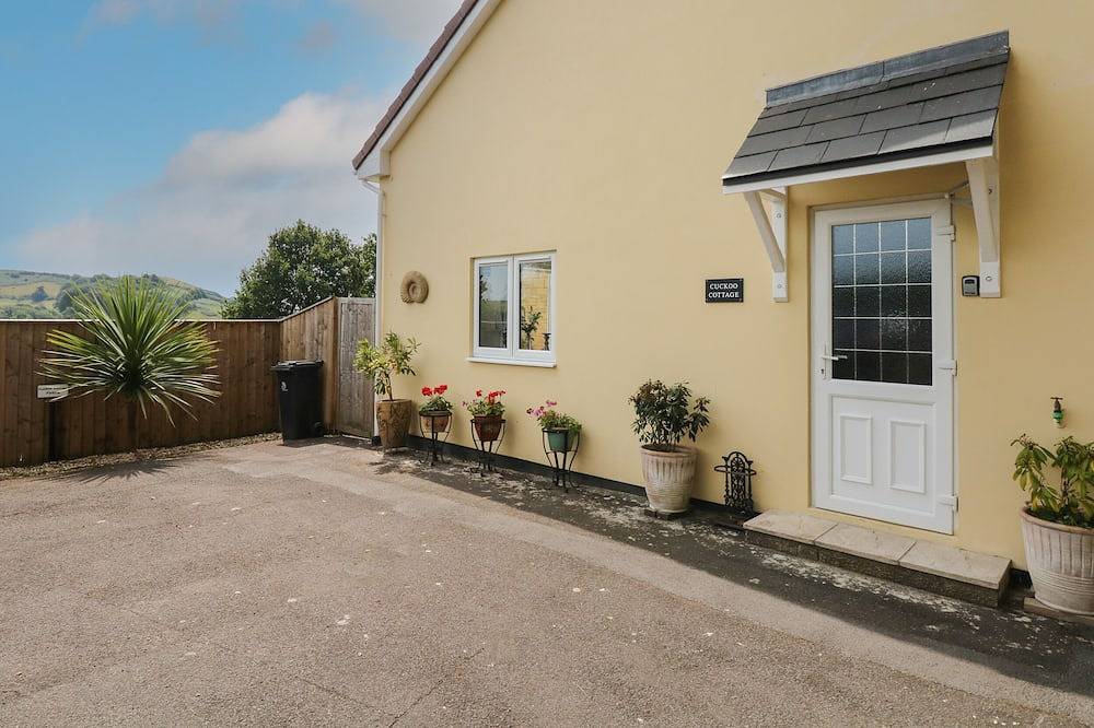 Cuckoo Cottage, romantic, with a garden in Bridport in Bridport, Dorset