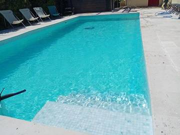 Cottage pour 17 personnes, avec jardin et piscine ainsi que terrasse et vue, animaux acceptés à Colonzelle
