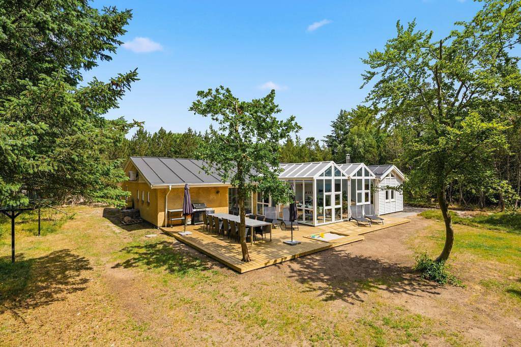 Cosy holiday home with a pool, sauna and room for 12 people in Blavand, Varde Region