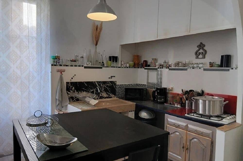 Entire apartment, Lovely apartment in village house, pedestrian street, right in the center of town. in Auriol, Mediterranean Coast (France)
