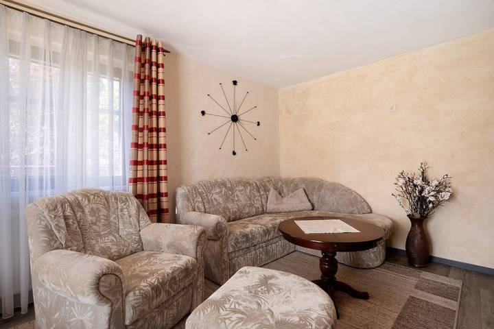 Ferienhaus 'Ferienhaus Pöhlbergblick' Schindelbach mit Bergblick, privater Terrasse und W-lan in Großrückerswalde, Erzgebirge