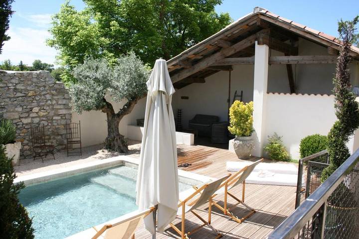 Location de vacances pour 6 personnes, avec vue ainsi que piscine et terrasse à Lézan