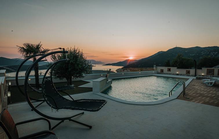 Gîte pour 8 personnes, avec Balcon/Terrasse et Piscine dans Neum