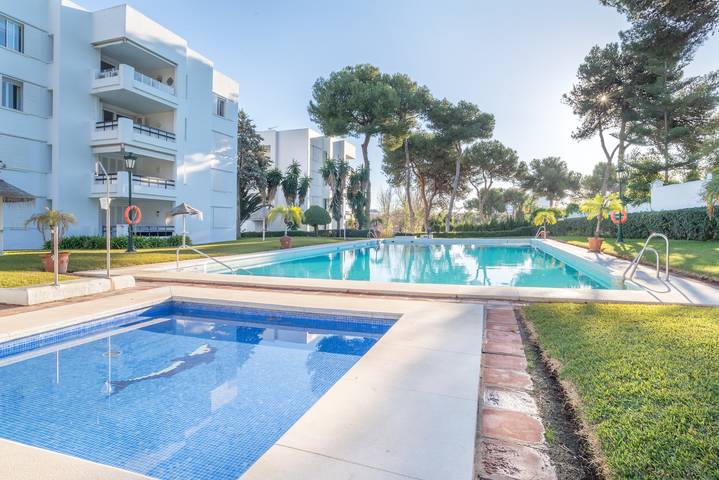 Apartamento entero, Apartamento de lujo 'Los Monteros' con vistas al mar, Wi-Fi y aire acondicionado in Las Chapas, Marbella
