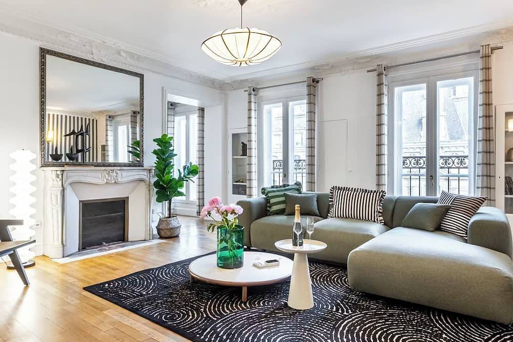 Upscale 3-Bedroom Flat Surrounded By Shopping & Dining in Paris, Ile de France