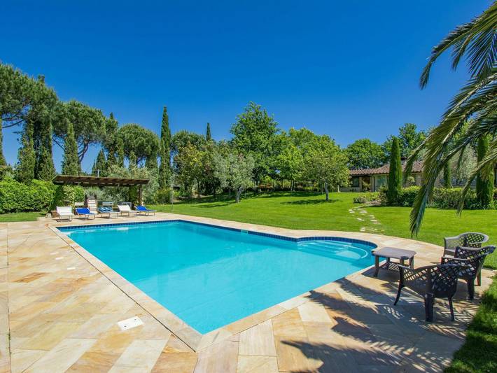 Agriturismo per 8 persone, con giardino e idromassaggio in Cecina