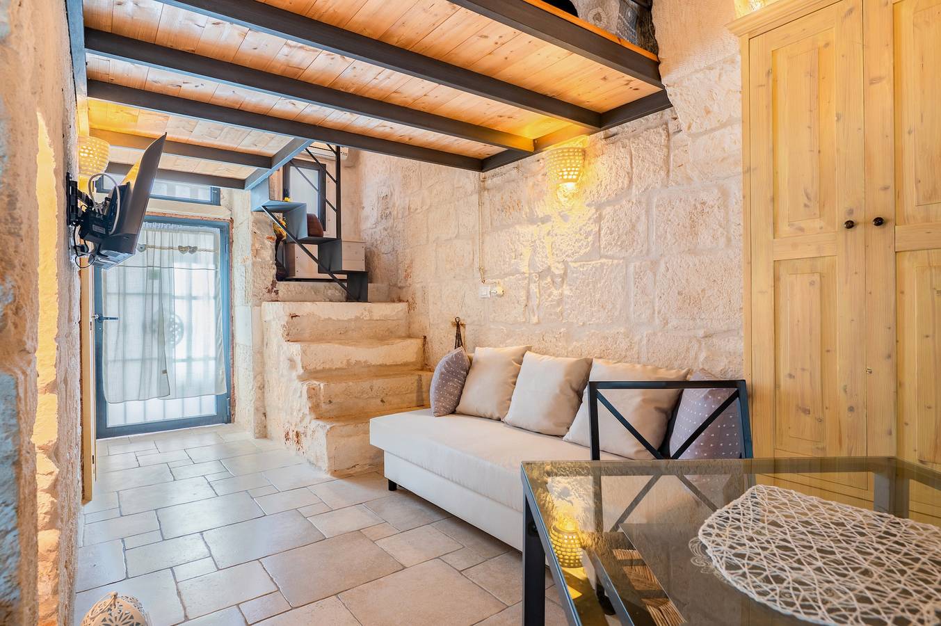 Entire studio, Studio Apartment 'Casetta In Pietra Ostuni' with Air Conditioning in Ostuni, Salento