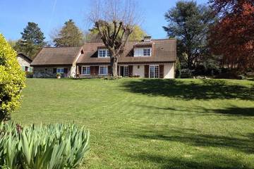 Gîte pour 8 personnes, avec jardin et terrasse, animaux acceptés à Saint-Didier-au-Mont-d'Or