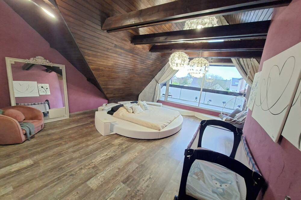 Architect-designed villa with a pool, perfect for enjoying quality time with family or friends. in Yerres, Essonne