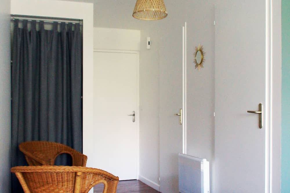 Entire apartment, Studio-Comfort-Private Bathroom-Garden View in La Roche-sur-Yon, Loire Valley