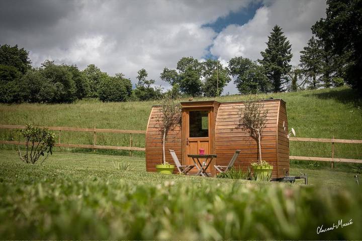 Location de vacances pour 2 personnes, avec jardin ainsi que terrasse et vue dans Guimiliau