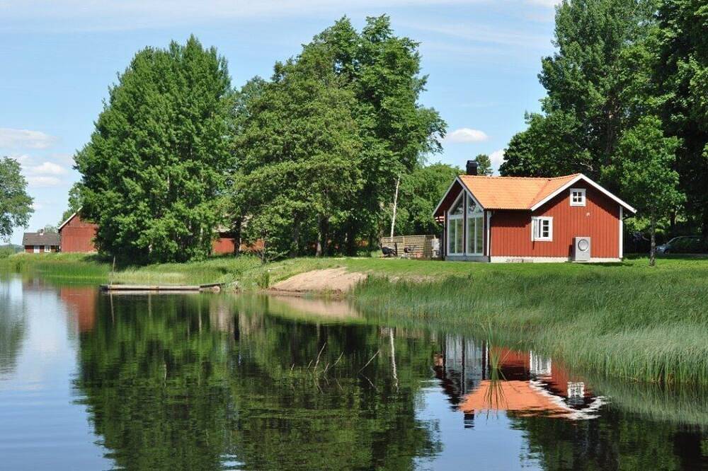 Herrliche Hütte nur wenige Meter vom Wasser in Söndra, Jönköpings län