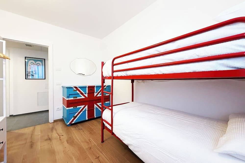 Ganze Wohnung, Apartment in the center of Levico with 3 bedrooms, 2 bathrooms, terrace,garage and elevator in Levico Terme, Caldonazzosee