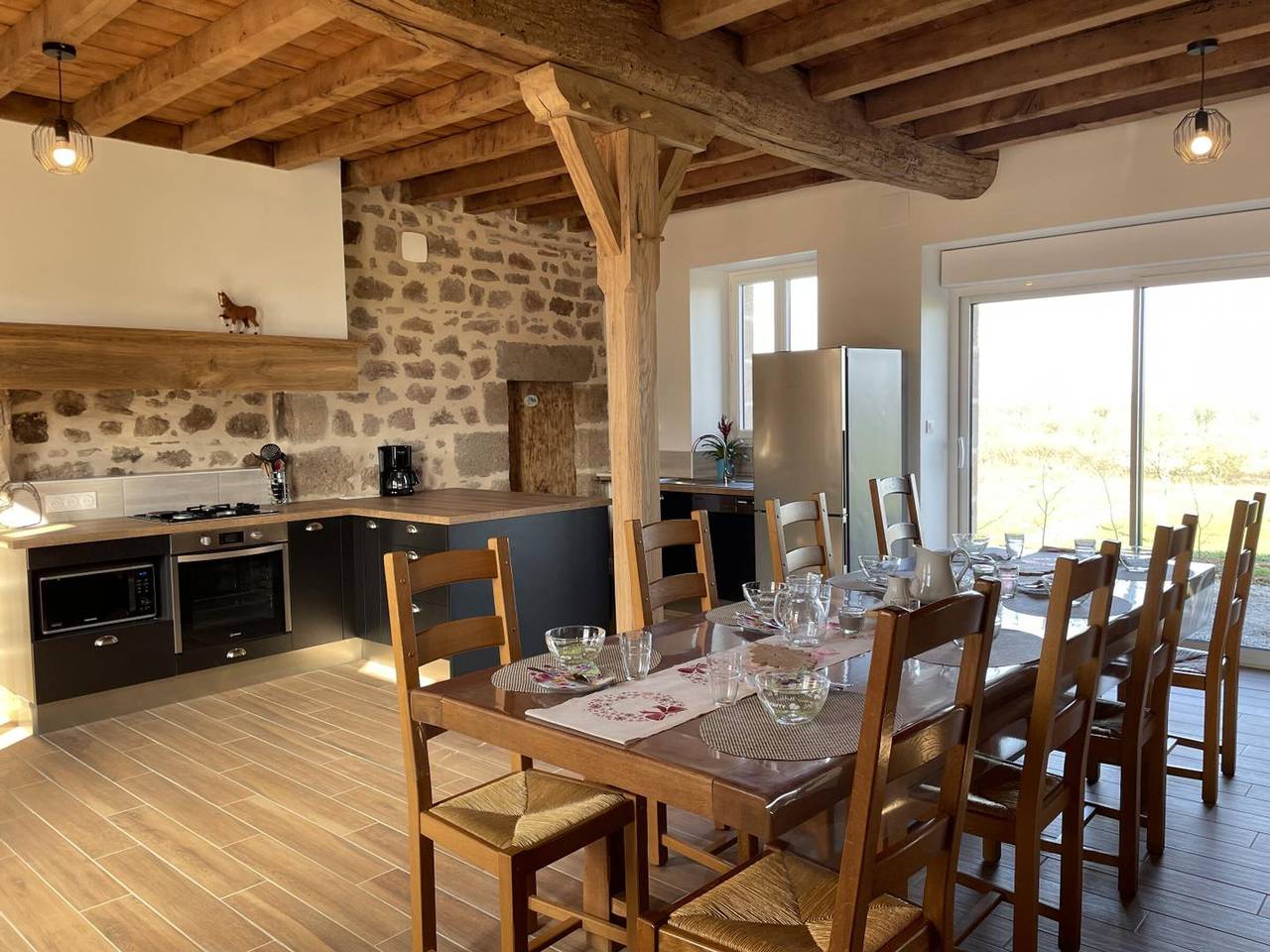 Casa de campo renovada del siglo Xviii con jardín, chimenea, Wi-Fi y aparcamiento in Ygrande, Allier (desambiguación)