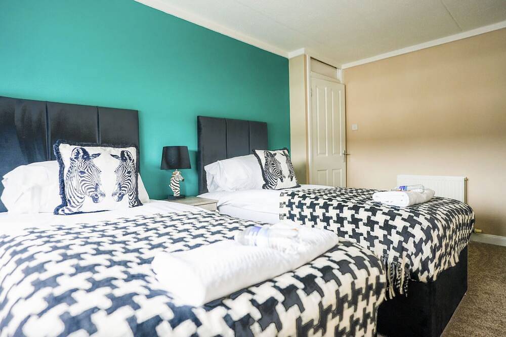 3Br Hosue By Caledonia Luxe Stays Livingston in Livingston, West Lothian