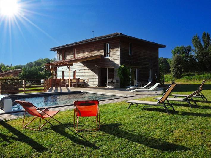 Gîte pour 12 personnes, avec Terrasse ainsi que Jardin et Piscine à Teyssode