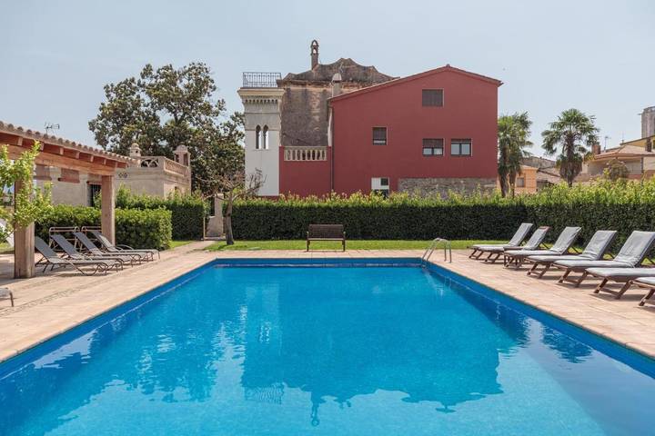 Gîte pour 8 personnes, avec terrasse ainsi que jardin et piscine à Bordils