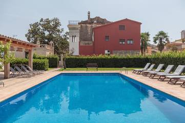 Gîte pour 8 personnes, avec terrasse ainsi que piscine et jardin à Bordils