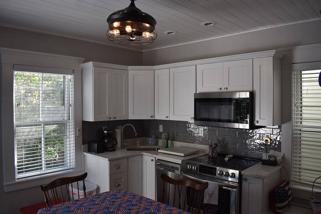 Ganze Wohnung, Cozy, historic home, 1 Br located 2 blocks from downtown Bristol Ri in Bristol (RI), Bristol County