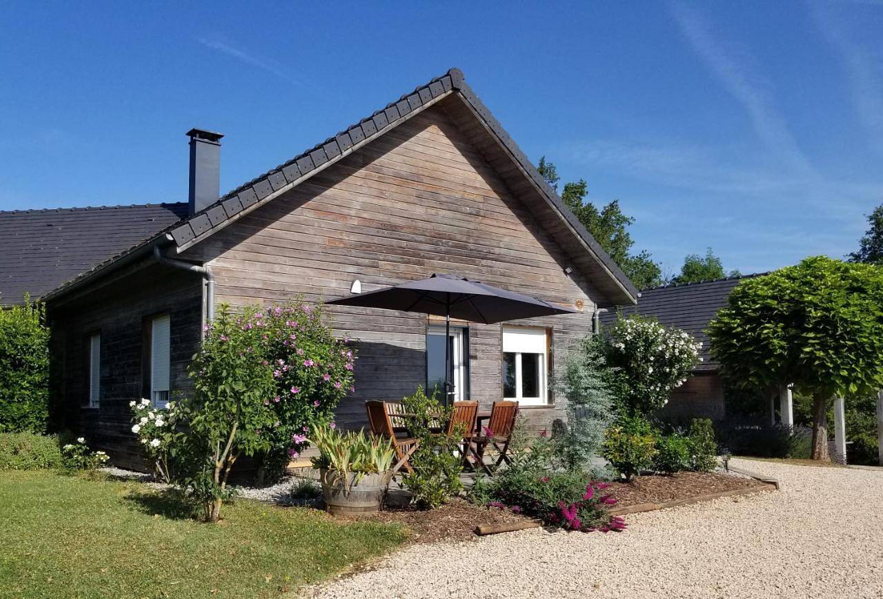 Gîte de la Tuillère, maison contemporaine en bois avec vue et piscine in Saint-Aulaire (Corrèze), Région de Brive-la-Gaillarde