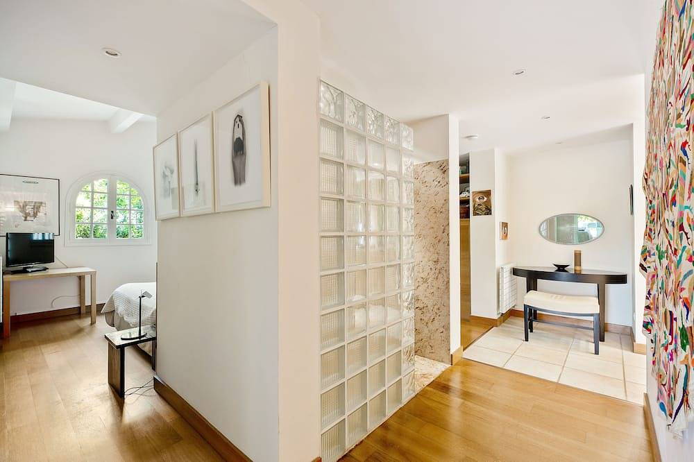 Waterfront family home on a sandy beach in Isolella, Pietrosella