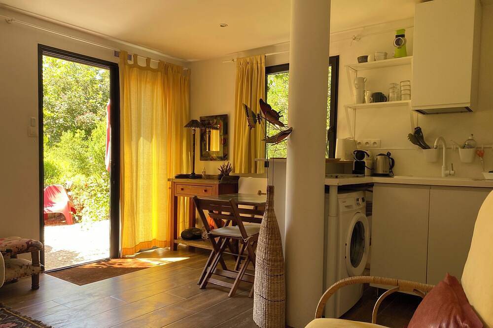 Appartement entier, Sanary Tout à pied Charmant 27m2 Calme Rez de jardin Terrasse Parking in Sanary-sur-Mer, Côte méditerranéenne (France)