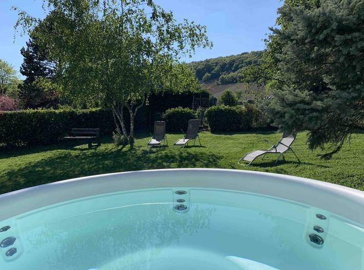 Gîte pour 12 personnes, avec Balcon et Jacuzzi ainsi que Terrasse et Jardin