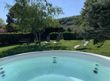 Gîte pour 12 personnes, avec jardin ainsi que terrasse et jacuzzi à Rully