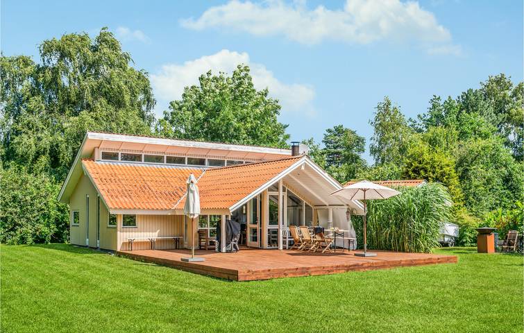Ferieudlejning for 6 personer, med Terrasse og Have samt Sauna i Klint