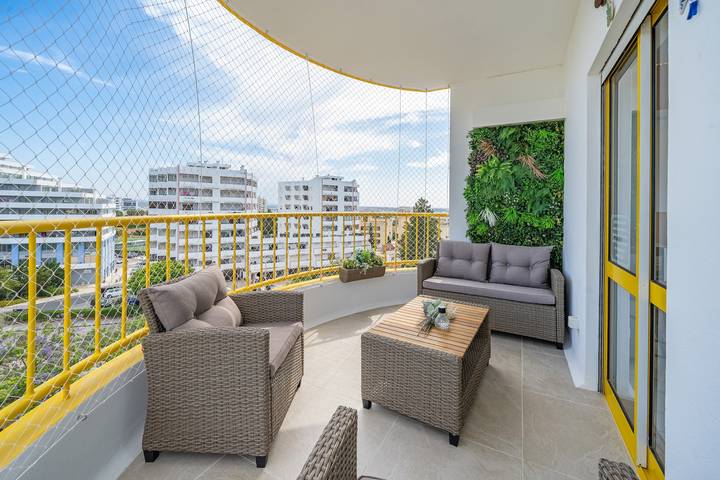 Entire apartment, Mar & Sol Penthouse Portimão with Sea View, Wi-Fi, and Air Conditioning in Praia da Rocha, Portimão