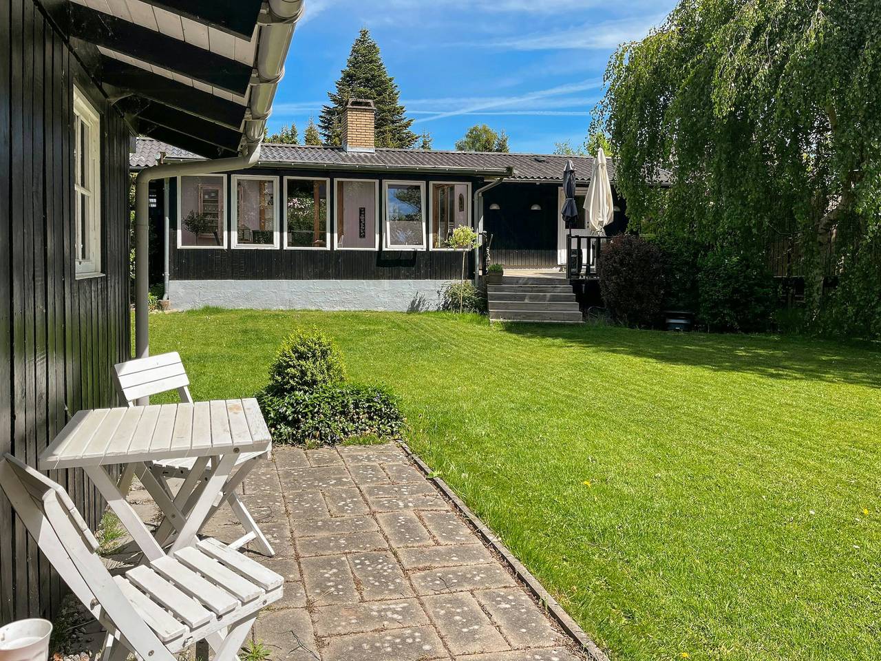 Idyllisk sommerhus med hage og vinterhage nær kysten in Gilleleje, Kattegatkysten